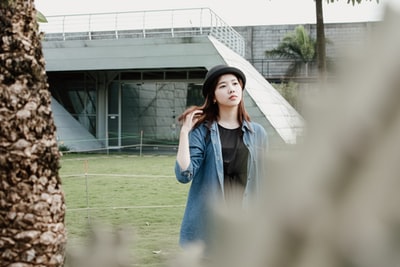 女人的黑水手领的衣服和蓝色的纽扣的运动衫
